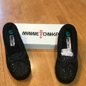 MinneTonka Black Moccasins